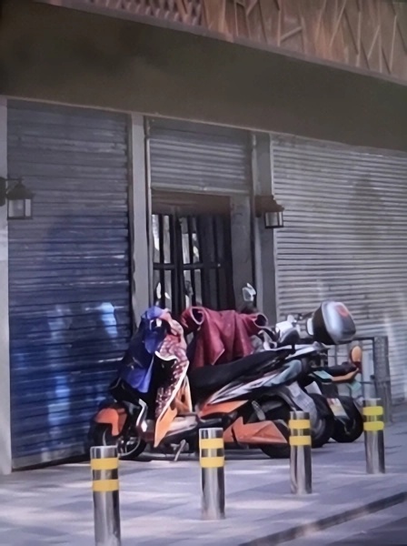 通虹路小河边木框门 百年老店珍